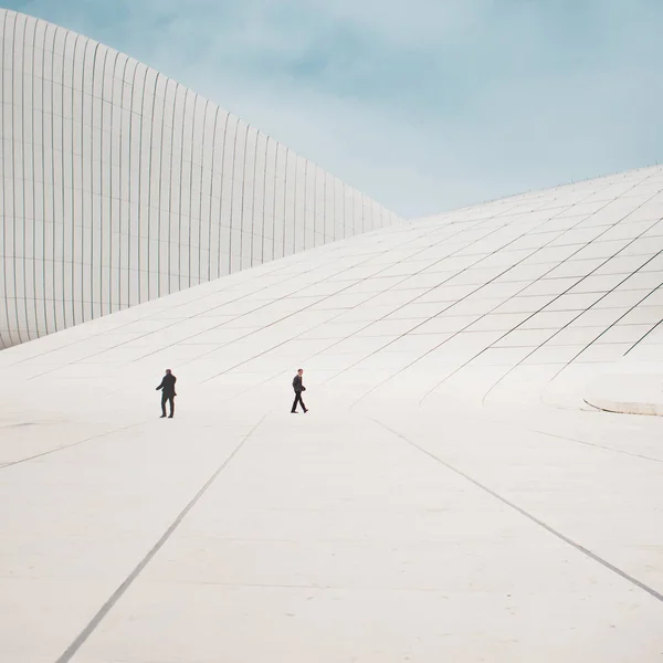 BAKU, AZERBAIJAN - APRIL 28, 2018: The Heydar Aliyev center in Baku. Modern architecture, — Stock Photo, Image