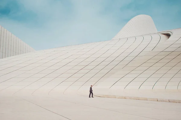 BAKU, AZERBAIJAN - 28 DE ABRIL DE 2018: El centro Heydar Aliyev en Bakú. Arquitectura moderna , — Foto de Stock