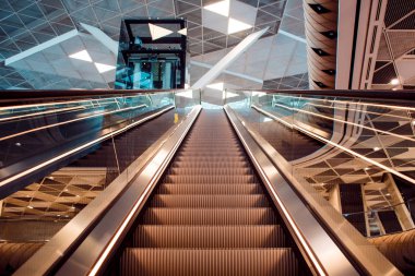 Kalkış alanı kadar modern Havaalanı terminal yürüyen merdiven