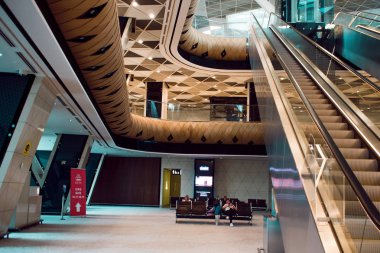 Kalkış alanı kadar modern Havaalanı terminal yürüyen merdiven