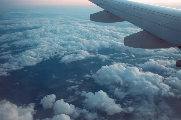 Skrzydło samolotu lecącego nad chmurami. — Zdjęcie stockowe