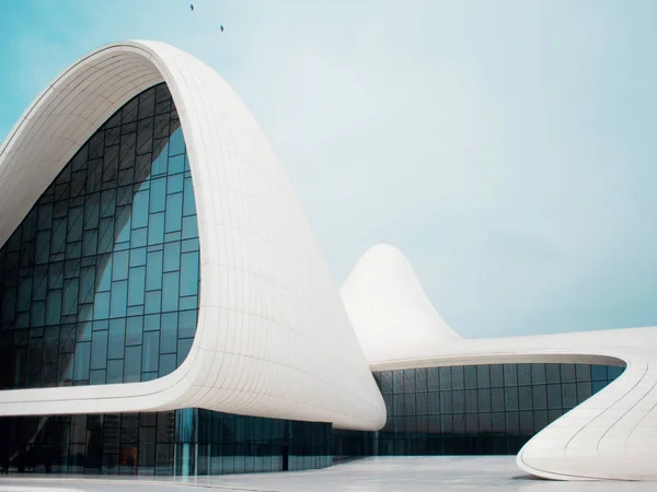 Baku, Azerbajdzjan - 28 April 2018: The Heydar Aliyev center i Baku. Modern arkitektur, — Stockfoto