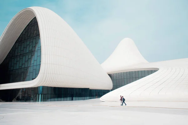 Baku, Azerbajdzjan - 28 April 2018: The Heydar Aliyev center i Baku. Modern arkitektur, — Stockfoto