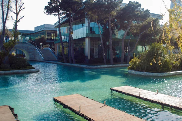 Bel ristorante moderno sul lungomare del Mar Caspio — Foto Stock