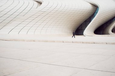 Modern mimarisi, fütürizm ve biyonik mimarlık şekiller içinde.