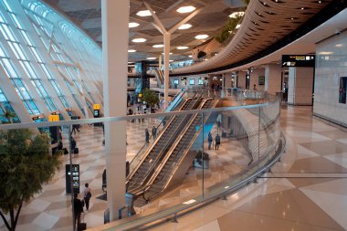 Kalkış alanı kadar modern Havaalanı terminal yürüyen merdiven