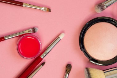 Profesyonel makyaj için toz ve göz farı uygulamak için farklı fırçalar ayarlayın. Kozmetik ve Vakfı