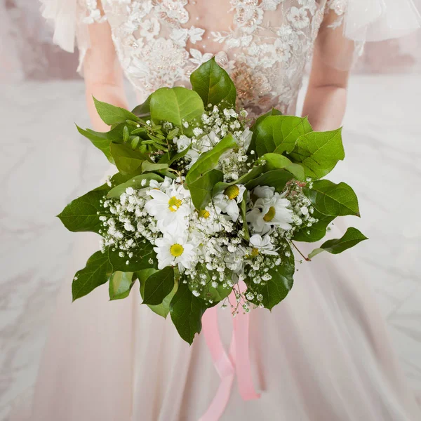 Üppiger Brautstrauß in den Händen der Braut. ein Mädchen im Brautkleid hält einen Strauß — Stockfoto