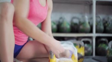 genç kadın atlet kettlebell ile eğitim için hazırlanıyor. Kettlebell magnesia için iyi bir tutuş ile kız losyonları