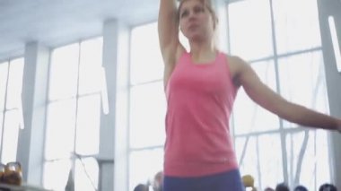 genç kadın atlet bir pislik kettlebell gerçekleştirir.