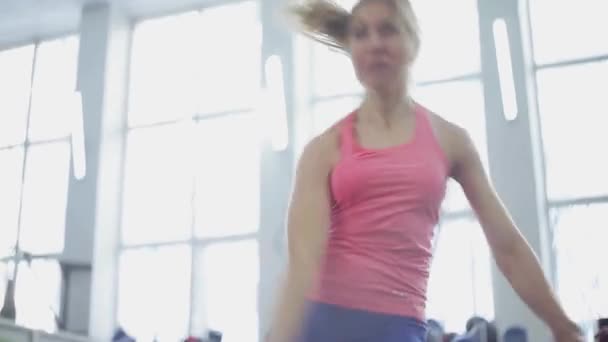 Jonge vrouw atleet voert een ruk kettlebell. — Stockvideo