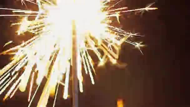 Fogo de bengala no fundo preto. Luzes e fogos de artifício — Vídeo de Stock