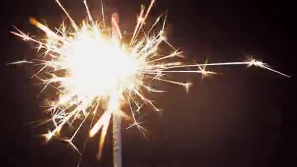 Bengalfeuer auf schwarzem Hintergrund. Weihnachtsbeleuchtung und Feuerwerk — Stockvideo