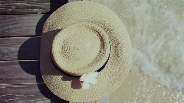 Naturaleza muerta con un sombrero En el fondo de agua de mar azul claro — Vídeo de stock