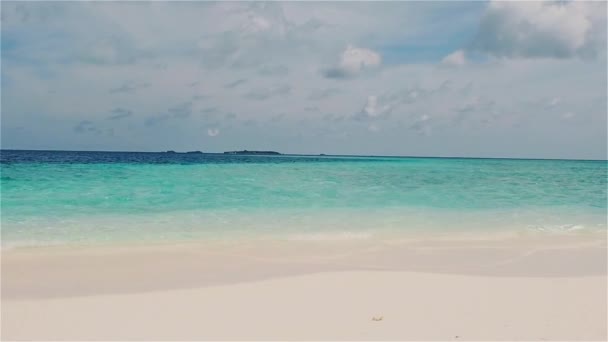 Félreeső sziget. Paradise trópusi szigeten, fehér homok és tiszta víz. — Stock videók