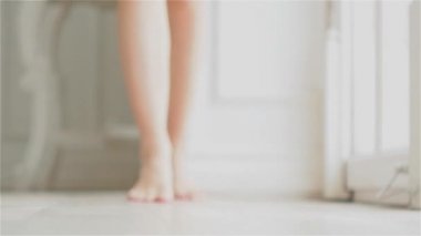 Kadın çıplak ayak, vücut parçaları. Genç kadın yalınayak çerçeveyi girer