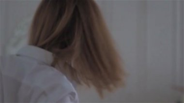 Beyaz bir gömlek penceresinde güzel genç kadın. dans ve rahatlatıcı