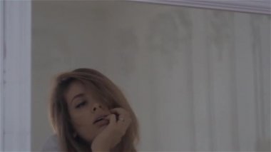 Beyaz bir gömlek penceresinde güzel genç kadın. dans ve rahatlatıcı