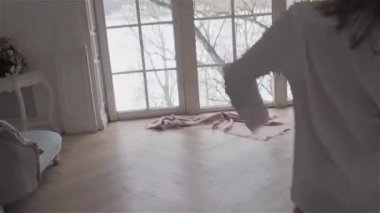 Beyaz bir gömlek penceresinde güzel genç kadın. dans ve rahatlatıcı