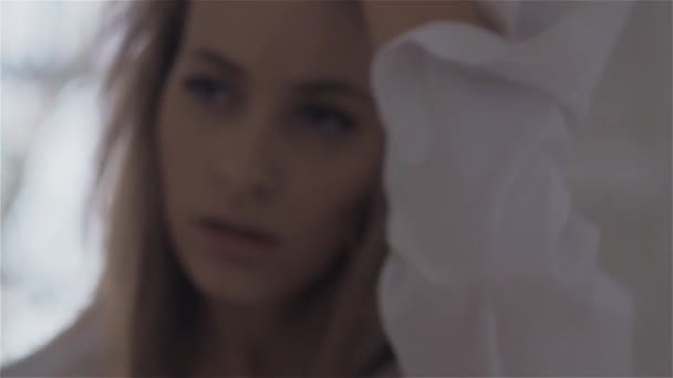 Mulher bonita na janela com uma camisa branca. dançar e relaxar — Vídeo de Stock