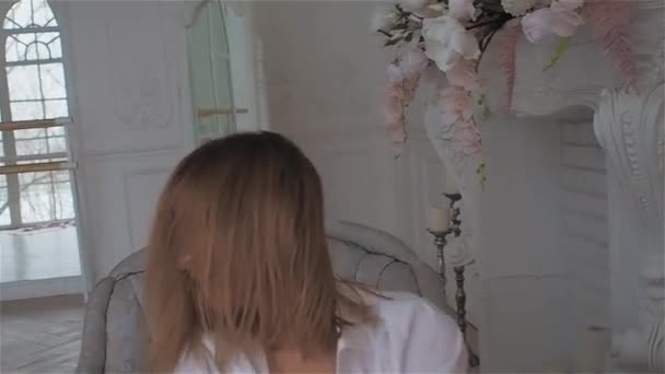 Mulher bonita na janela com uma camisa branca. dançar e relaxar — Vídeo de Stock