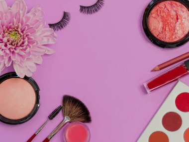 Profesyonel makyaj için toz ve göz farı uygulamak için farklı fırçalar ayarlayın. Kozmetik ve Vakfı