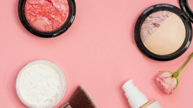 Profesyonel makyaj için toz ve göz farı uygulamak için farklı fırçalar ayarlayın. Kozmetik ve Vakfı