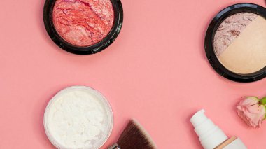 Profesyonel makyaj için toz ve göz farı uygulamak için farklı fırçalar ayarlayın. Kozmetik ve Vakfı