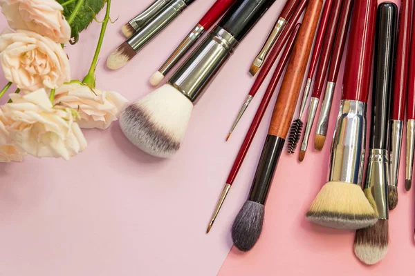 Set verschiedener Pinsel für professionelles Make-up, ein multifunktionales Set professioneller Maskenbildner. — Stockfoto