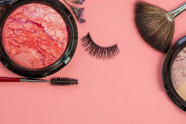 Profesyonel makyaj için toz ve göz farı uygulamak için farklı fırçalar ayarlayın. Kozmetik ve Vakfı