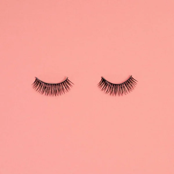 Wimpernverlängerung, Konzept. Frauen-Wimpern auf rosa Hintergrund, — Stockfoto