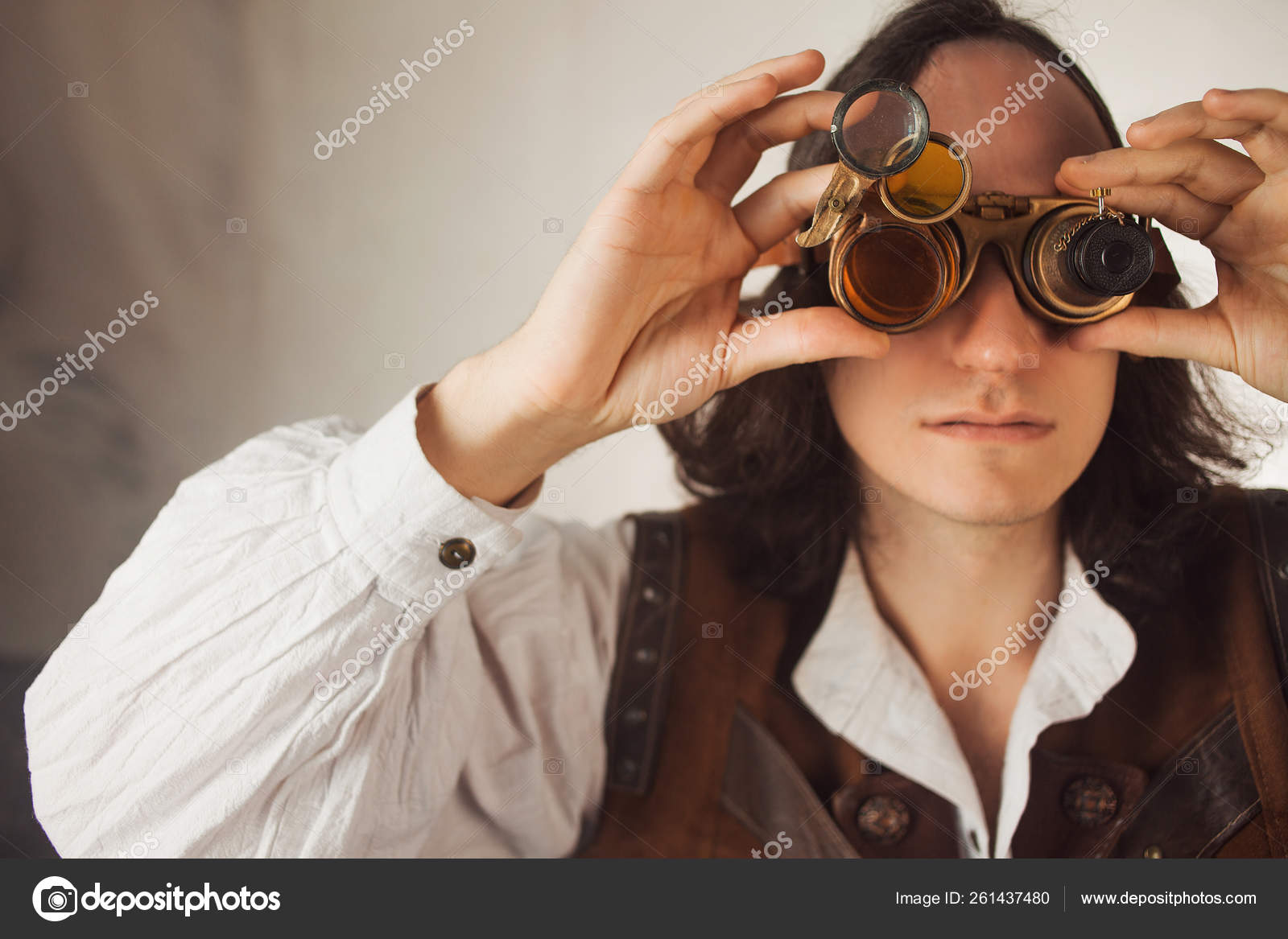 zelfmoord Zijdelings Betrouwbaar Steampunk style researcher mechanist of the monocle with a large number of  lenses looking at something Stock Photo by ©KrisCole 261437480