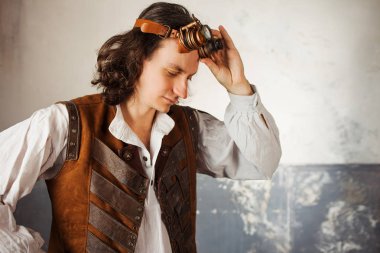 Bir deri yelek ve alnında uçuş gözlüksteampunk pilot.