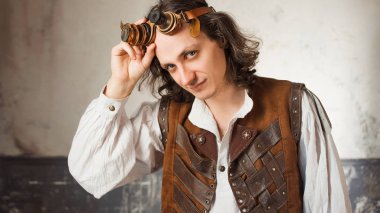 Bir deri yelek ve alnında uçuş gözlüksteampunk pilot.