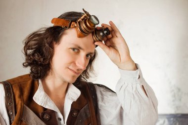 Bir deri yelek ve alnında uçuş gözlüksteampunk pilot.