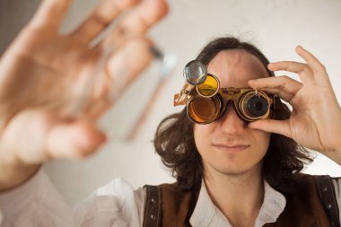 Steampunk tarzı araştırmacı mekanist bir şey bakarak lensler çok sayıda monocle