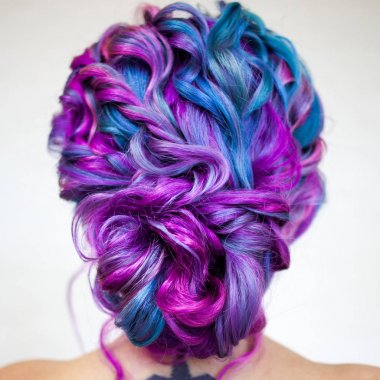 Uzun renkli saç, stil üzerinde bukleler Zarif saç modeli. Parlak renk boyama, konsept.