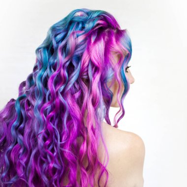 Nefis parlak renkli saçlar, uzun saçlarda çok renkli boyama. Buklelerin şık ve çağdaş stili.