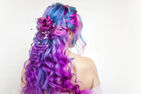 时尚时尚年轻女子与明亮的头发着色，品红色和紫色. — 图库照片
