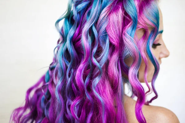 Deliciosamente cabelo colorido brilhante, coloração multi-colorida no cabelo longo. O estilo elegante e contemporâneo dos cachos . — Fotografia de Stock