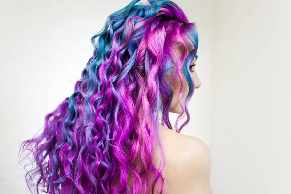 Deliciosamente pelo de color brillante, coloración multicolor en el cabello largo. El estilo elegante y contemporáneo de rizos . — Foto de Stock