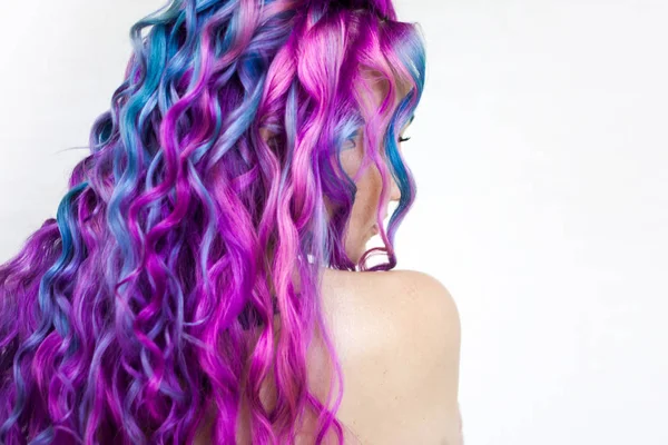 Яркая разноцветная раскраска волос, градиентно-голубой фиолетовый и розовый оттенки. Красивые волосы — стоковое фото