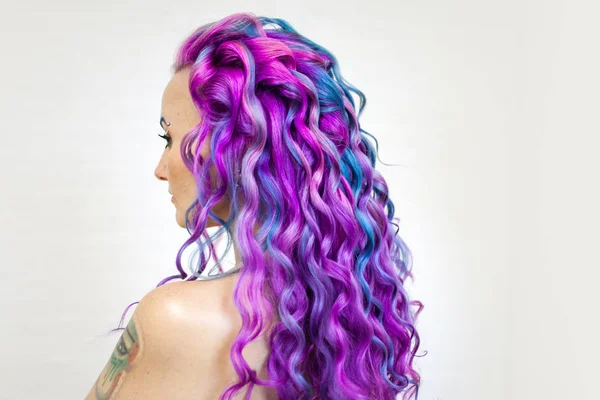 Colorante de pelo brillante multicolor, degradado azul púrpura y tonos rosados. Hermoso cabello —  Fotos de Stock