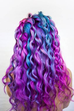 Parlak çok renkli saç boyama, degrade mavi mor ve pembe tonları. Güzel saçlar