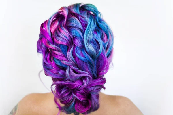 Penteado de casamento de cachos para uma noiva moderna e incomum. Retrato de uma jovem mulher elegante com cabelo colorido brilhante . — Fotografia de Stock