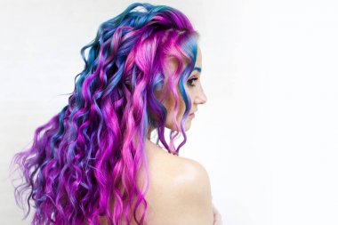 Parlak çok renkli saç boyama, degrade mavi mor ve pembe tonları. Güzel saçlar