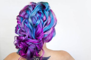 Şık saçları ile büyüleyici genç fashionista. Renkli saçlar