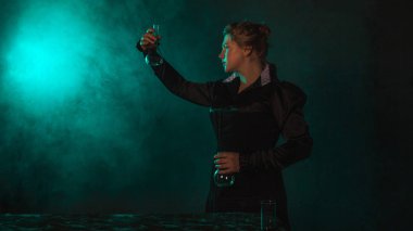 Bir şişe radyoaktif madde ile bilim adamı araştırmacısı. Radyoaktivite çalışması.