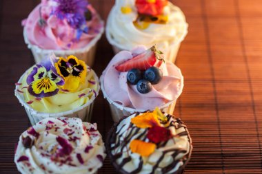 Masada güzel ve lezzetli cupcakes. Lezzetli tatlıtatlılar bir dizi