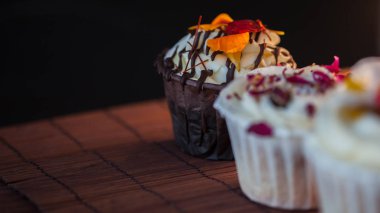 Masada güzel ve lezzetli cupcakes. Lezzetli tatlıtatlılar bir dizi